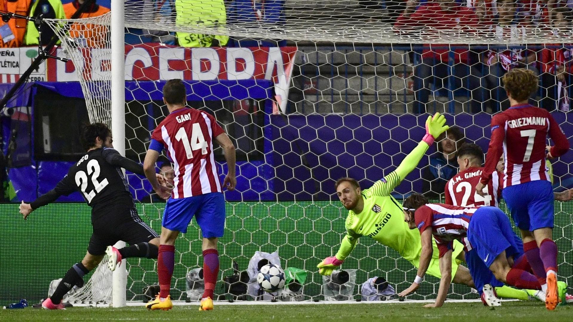 Mittelfeldspieler Isco (links) verkürzt mit einem Schuiss aus kurzer Entfernung zum 1:2 im Halbfinal-Rückspiel der Champions League bei Atletico Madrid. Mittelfeldspieler Isco (links) verkürzt mit einem Schuiss aus kurzer Entfernung zum 1:2 im Halbfinal-Rückspiel der Champions League bei Atletico Madrid.