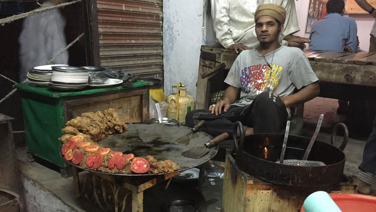 Ein Fleischverkäufer am Shah-Jamal-Schrein in Lahore.