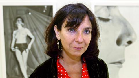 Die Foto-Künstlerin Sophie Calle steht am 28.6.2002 in ihrer Fotoaustellung im Sprengel Museum in Hannover.