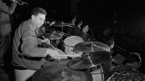 Schwarz-weiß-Porträt des Schlagzeugers Shelly Manne, am Schlagzeug.