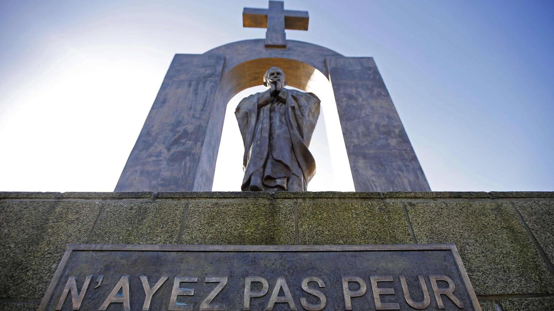 Die Statue von Johannes Paul II. im französischen Ploermel. Weil darüber ein großes Kreuz prangt, gab es schon zur Einweihung Protest.