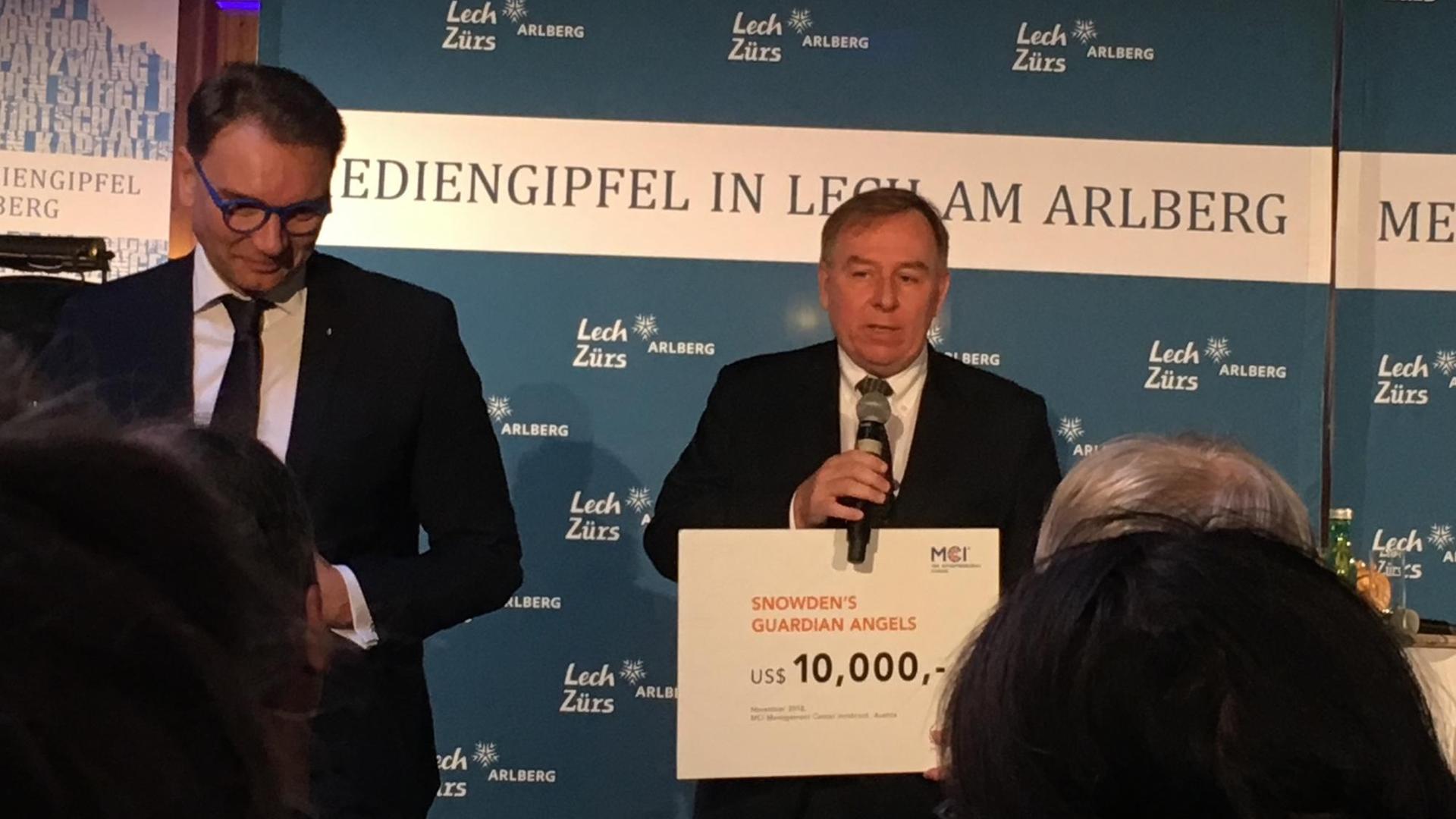 Robert Tibbo, Anwalt von Edward Snowden, bei der Übername einer Geldspende für die Flüchtlingsfamilie auf dem europäischen Mediengipfel in Lech, Österreich 2018