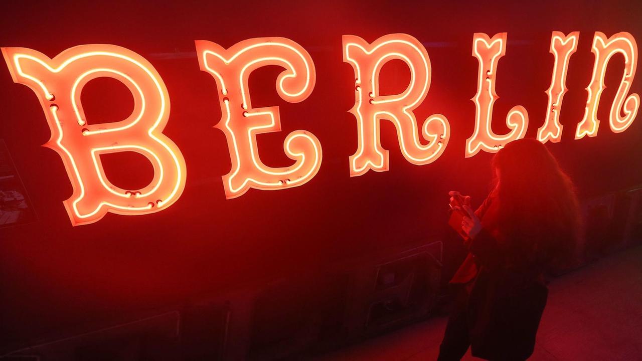 Der nostalgische Schriftzug "Berlin" leuchtet im Neonlicht-Museum Warschau.