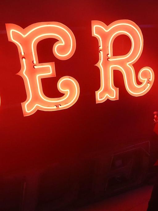 Der nostalgische Schriftzug "Berlin" leuchtet im Neonlicht-Museum Warschau.