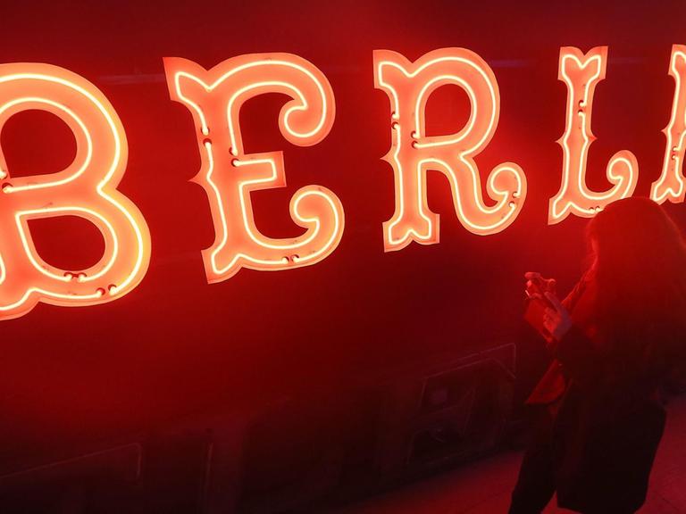 Der nostalgische Schriftzug "Berlin" leuchtet im Neonlicht-Museum Warschau.