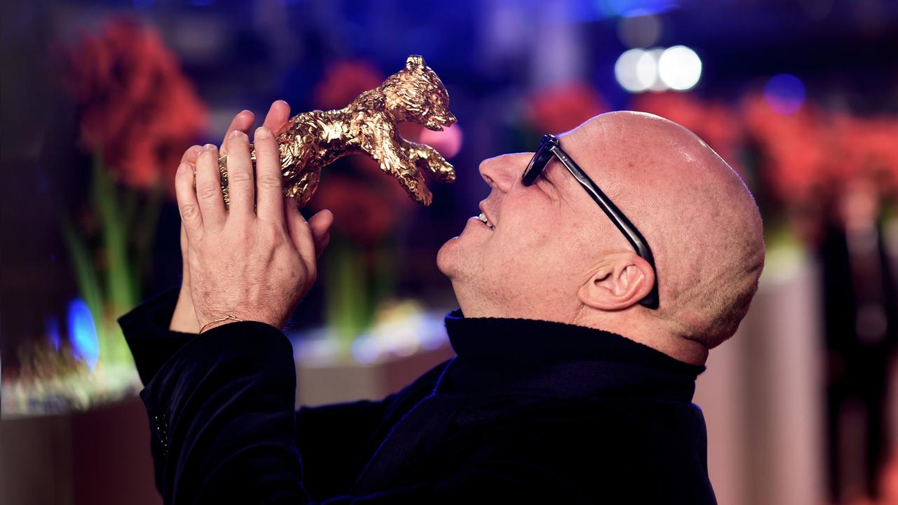 Preisträger Gianfranco Rosi freut sich über den Goldenen Bär für seinen Film "Fuocoammare".