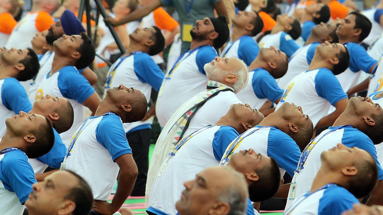 Indiens Premierminister Narendra Modi (Mitte, helle Kleidung) nimmt am Internationalen Yogatag an einem Massenyoga-Training in Chandigarh teil.