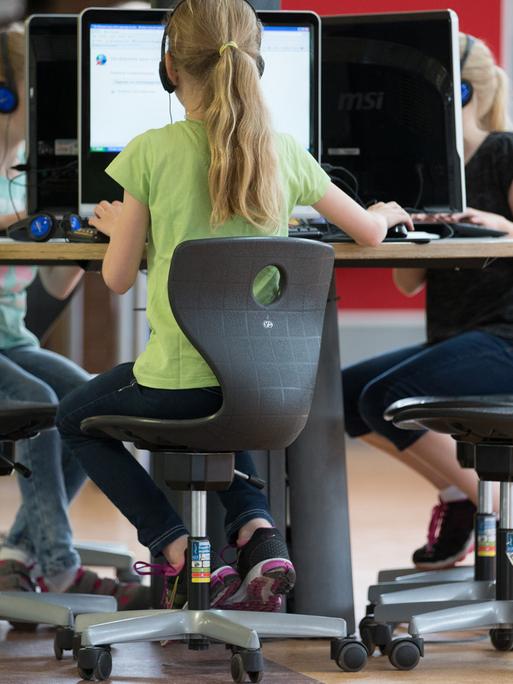 Schülerinnen sitzen an einem Computer-Arbeitsplatz in der Grundschule auf dem Süsteresch in Schüttorf / Niedersachen. Die Schule ist Hauptpreisträger beim Deutschen Schulpreis 2016.