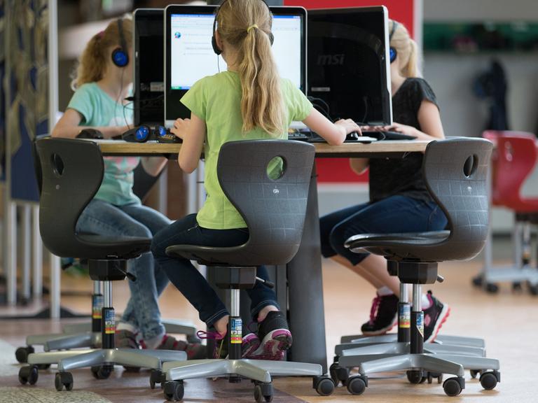 Schülerinnen sitzen an einem Computer-Arbeitsplatz in der Grundschule auf dem Süsteresch in Schüttorf / Niedersachen. Die Schule ist Hauptpreisträger beim Deutschen Schulpreis 2016.