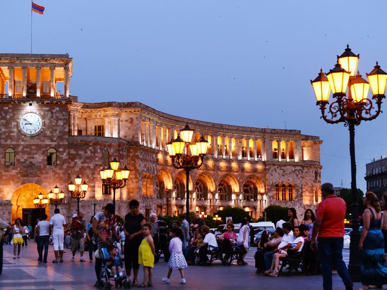 Abendstimmung am Platz der Republik im Zentrum von Jerewan, der Hauptstadt Armeniens