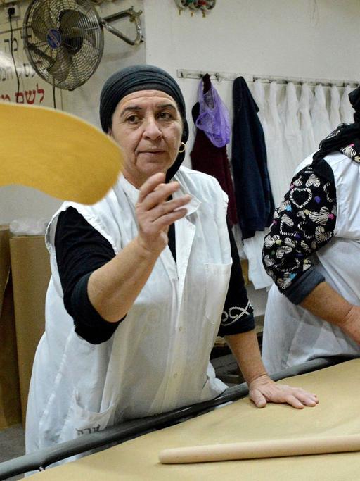 Jüdische Frauen backen zum jüdischen Pessachfest das traditionelle "Maza" Brot.