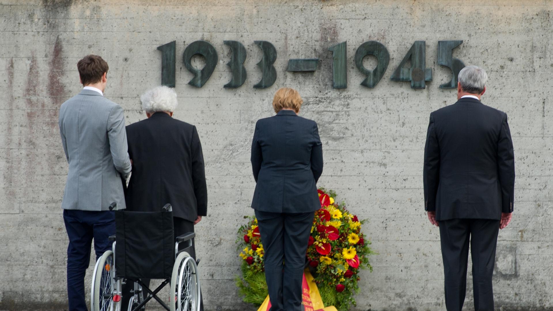 Der bayerische Kultusminister Ludwig Spaenle (r), Bundeskanzlerin Angela Merkel (CDU) und Max Mannheimer (2.v.l.), Überlebender des Holocaust, legen am 20.08.2013 im ehemaligen Konzentrationslager in Dachau bei München (Bayern) vor dem Mahnmal einen Kranz Der bayerische Kultusminister Ludwig Spaenle (r), Bundeskanzlerin Angela Merkel (CDU) und Max Mannheimer (2.v.l.), Überlebender des Holocaust, legen am 20.08.2013 im ehemaligen Konzentrationslager in Dachau bei München (Bayern) vor dem Mahnmal einen Kranz