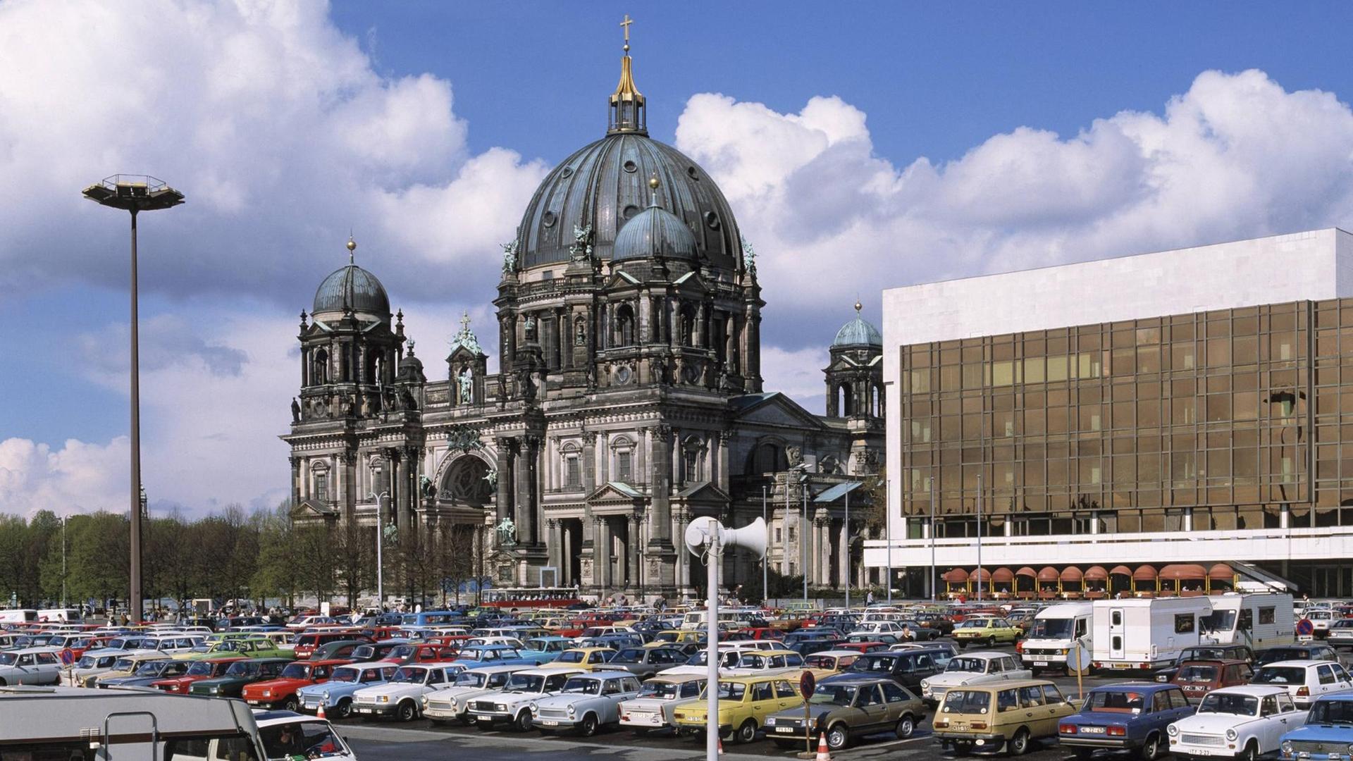 Der Berliner Dom und der 'Palast der Republik' in Berlin im Frühjahr 1990.
