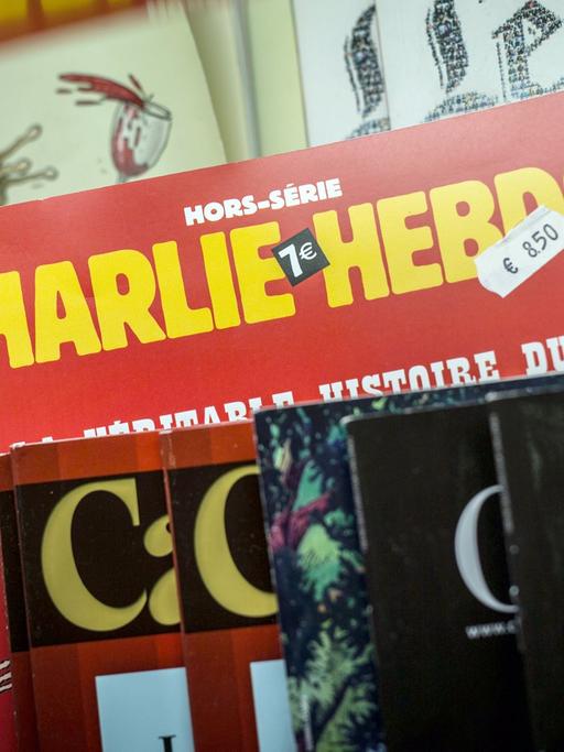 Eine Ausgabe der französischen Satirezeitschrift "Charlie Hebdo" im Regal eines Zeitschriftenhändlers in Frankfurt/Main