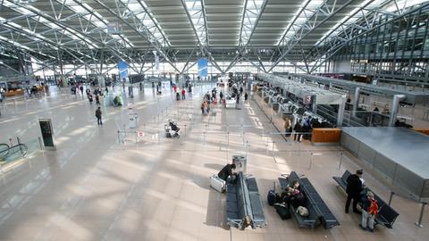Eine mäßig besuchte Halle im Flughafen Hamburg.