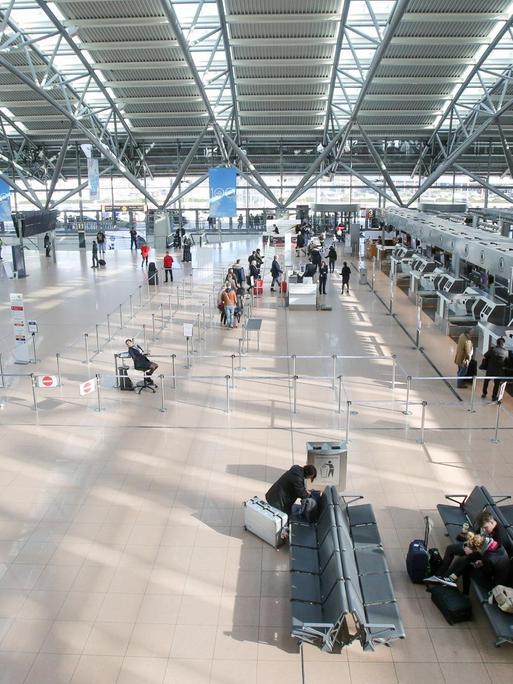 Eine mäßig besuchte Halle im Flughafen Hamburg.