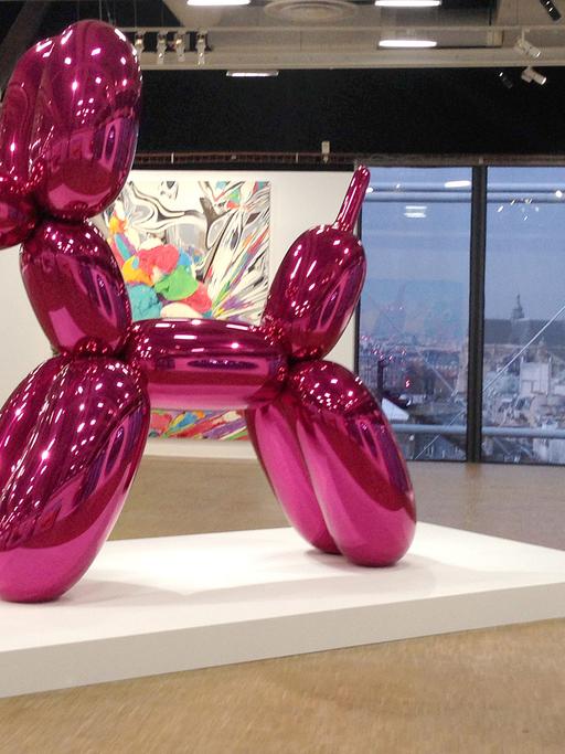 Die Riesenplastik "Balloon Dog" des Künstlers Jeff Koons im Centre Pompidou in Paris, November 2014