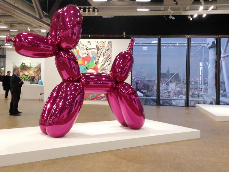Die Riesenplastik "Balloon Dog" des Künstlers Jeff Koons im Centre Pompidou in Paris, November 2014