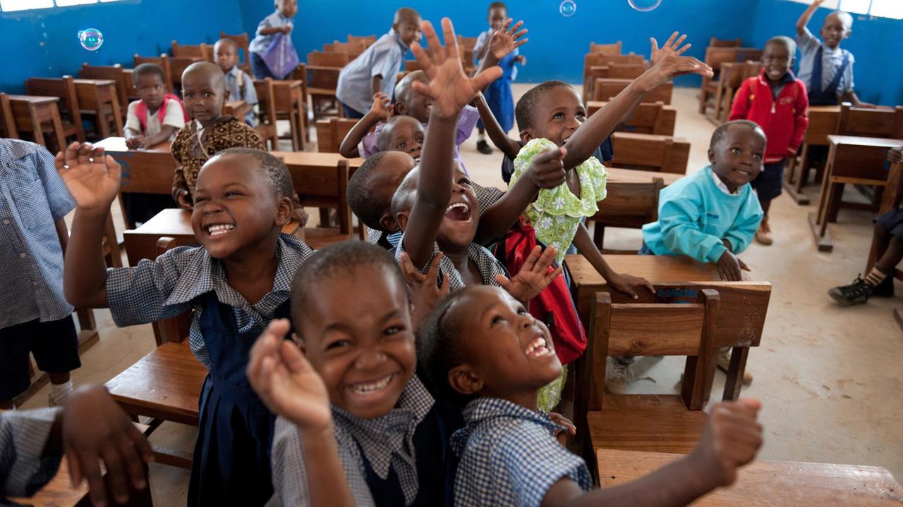 Bildung für Kinder in Tansania: Die Ludete Pre-School in Geita ist ein vom Kinderhilfswerk "Plan International" gefördertes Projekt. Die Kinder erhalten Ausbildung, Schuluniform und Mittagessen.