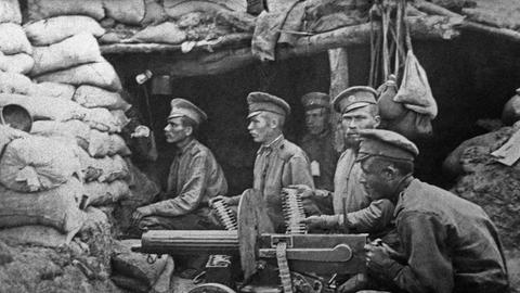 Russische Soldaten sitzen im Schützengraben während des 1. Weltkriegs.