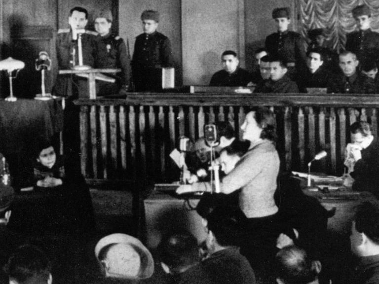 Dina Pronitschewa bei ihrer Zeugenaussage im Kiewer Prozess am 24. Januar 1946, bei dem die verantwortlichen Deutschen, die gefasst worden waren, zum Tod verurteilt wurden.