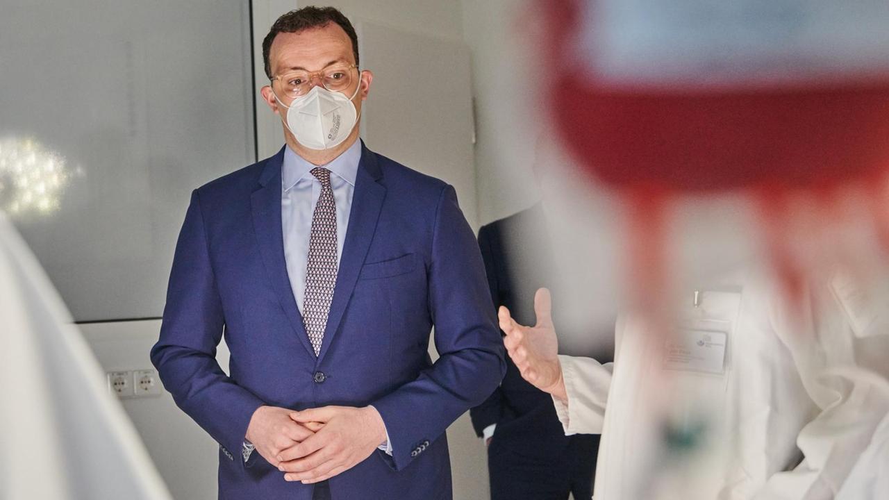 Bundesgesundheitsminister Jens Spahn (CDU) steht hinter einer unechten Blutkonserve an einem high-end Simulator