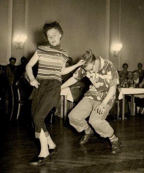 Swing-tanzende russiche Jugendliche