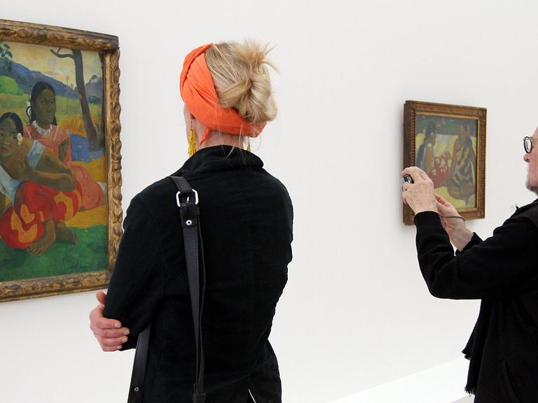 Besucher auf der Ausstellung über das Spätwerk von Paul Gauguin in der Fondation Beyeler bei Basel.