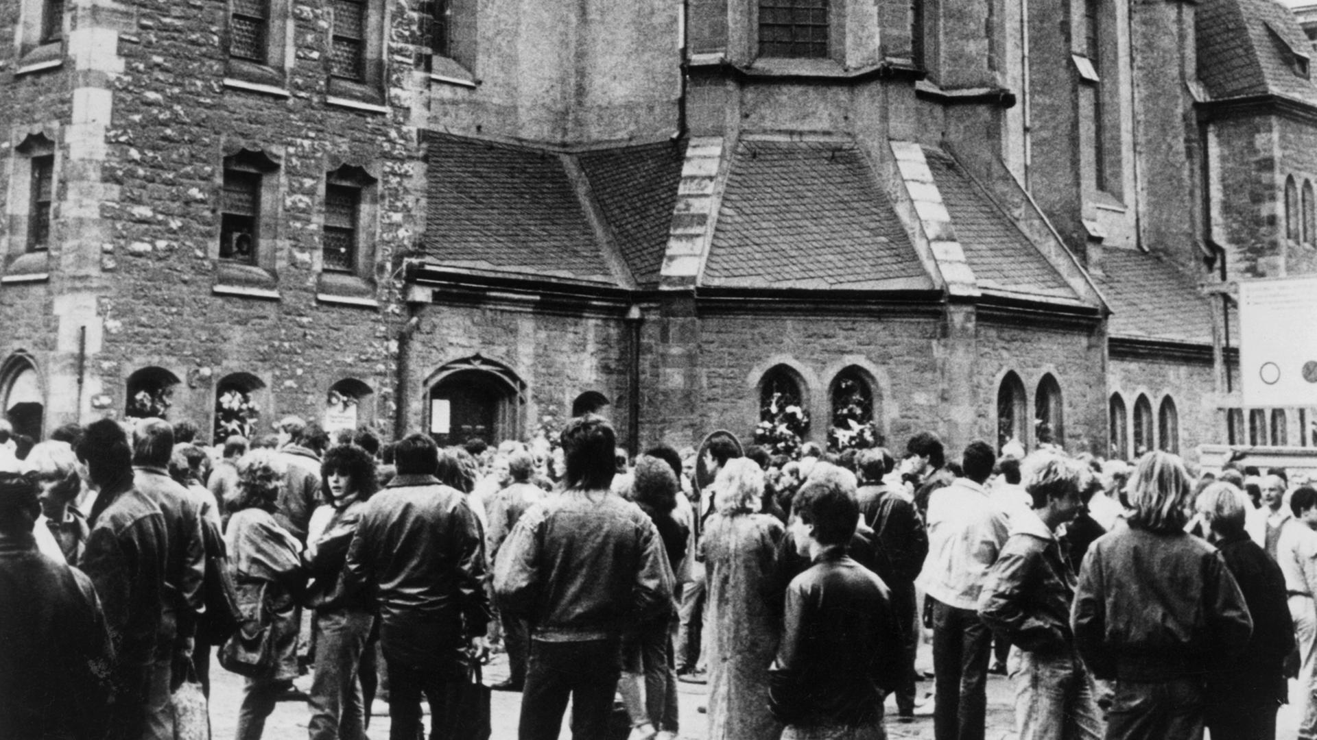 Demonstranten vor der Nikolaikirche in Leipzig. Nach einem Gedenkgottesdienst in der Leipziger Nikolaikirche am 9.10.1989 demonstrierten schätzungsweise 70.000 Menschen mit einem Protestzug durch die Innenstadt für demokratische Erneuerungen in der DDR.