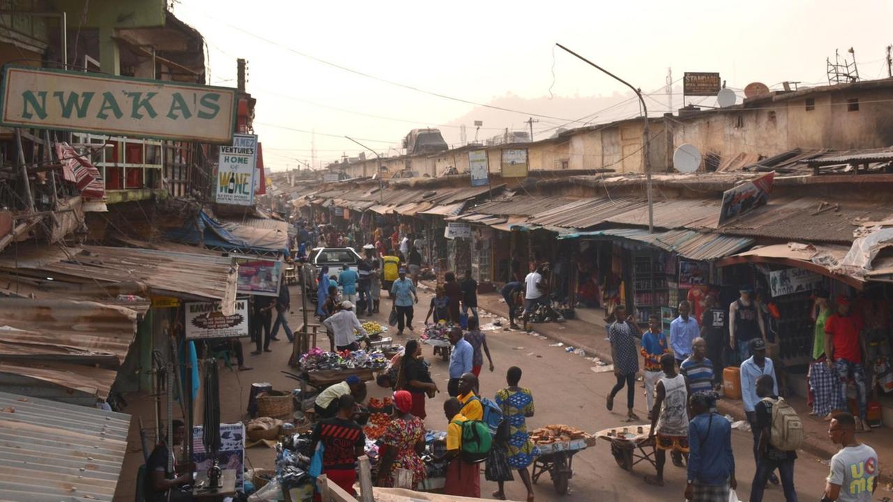 Händler auf dem Railway Ogbete Markt in Enugu im Südosten Nigerias - 1967 die erste Hauptstadt von Biafra.