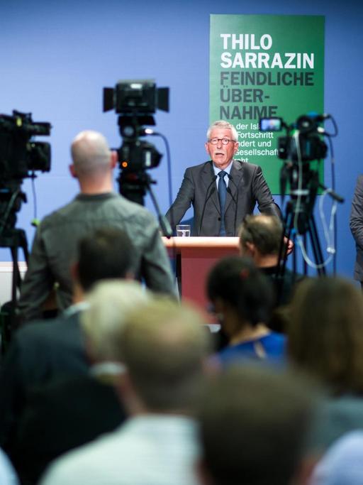 Thilo Sarrazin stellt bei einer Pressekonferenz in Berlin sein neues Buch "Feindliche Übernahme - Wie der Islam den Fortschritt behindert und die Gesellschaft bedroht" vor, aufgenommen am 30. August 2018