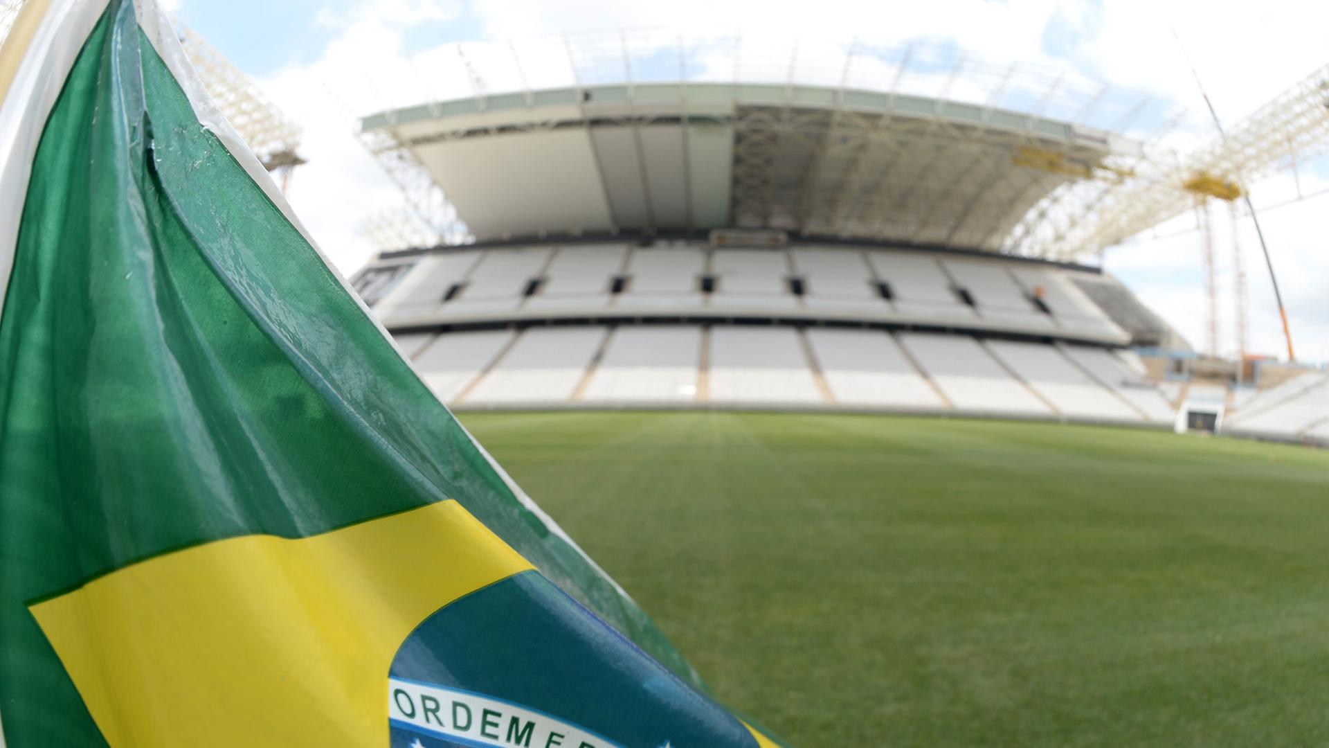 Eine brasilianische Flagge im Stadion "Arena Corinthians", aufgenommen am 16.12.2013 in der brasilianischen Stadt Sao Paulo.
