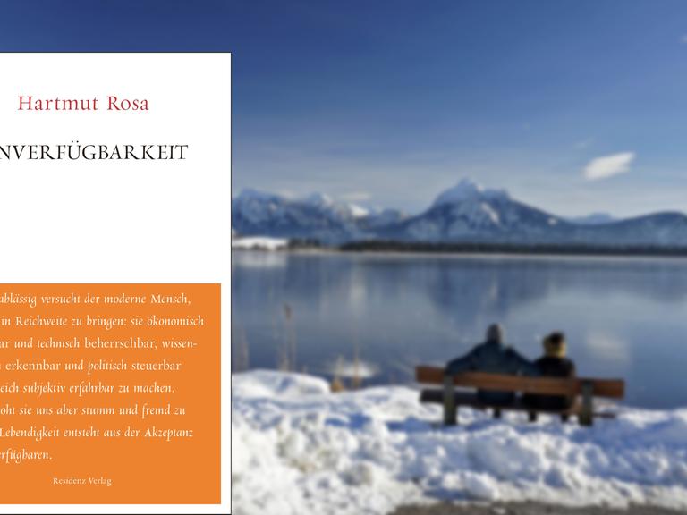 Cover des Buchs "Unverfügbarkeit" von Hartmut Rosa vor dem Hintergrund einer Schneelandschaft mit See und zwei Personen auf einer Bank an einem See, am anderen Ufer sind Berge zu sehen, es liegt Schnee.