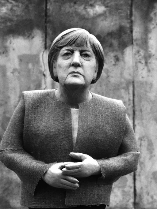 Angela Merkel aus Knetmasse von der Künstlerin "Karlotta Knetkowski". Die "Echtzeit" interviewt die Künstlerin.
