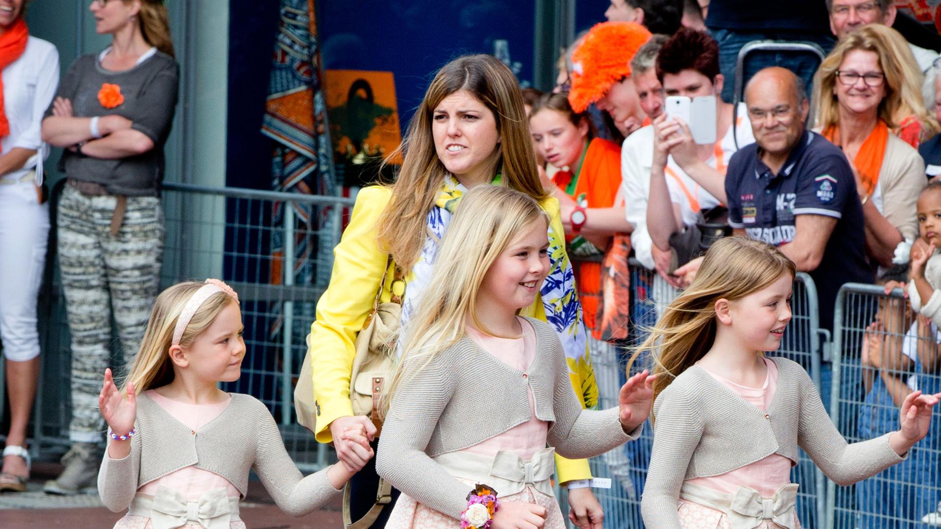 Die niederländischen Prinzessinnen Amalia, Alexia und Ariane mit einem Kindermädchen am Königstag in De Rijp.