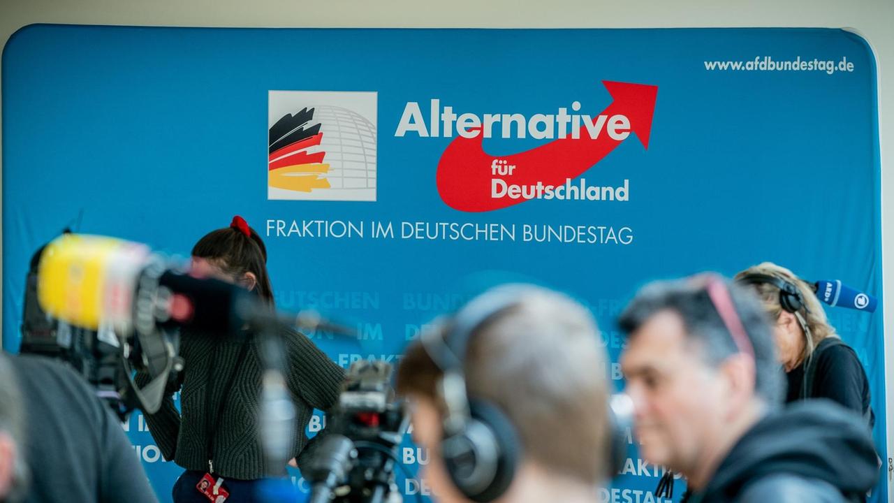 Journalisten warten vor der Medienwand der AfD im Bundestag auf ein Statement der Parteivorsitzenden 