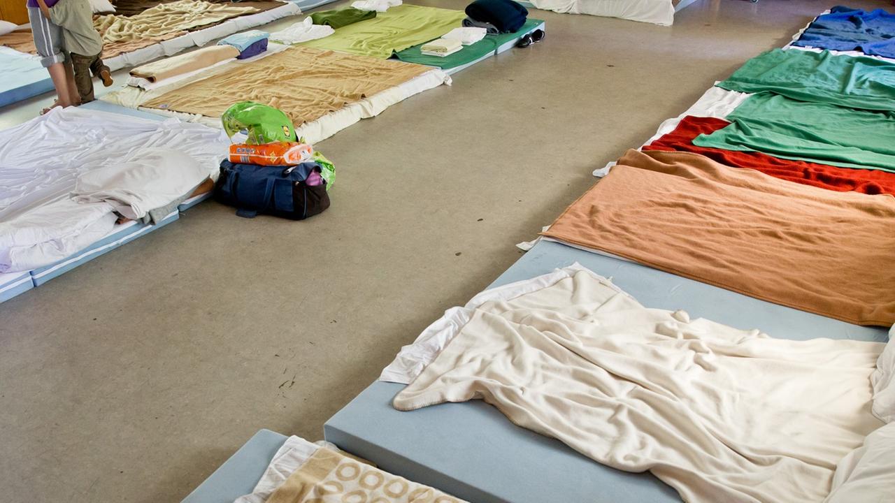 Matratzen liegen am 17.07.2014 in der Kapelle der Zentralen Aufnahmeeinrichtung für Asylbewerber (ZAE) in Zirndorf (Bayern). Etwa 30 Asylbewerber mussten zu der Zeit auf Matratzen in der Kapelle schlafen, weil die Einrichtung überbelegt war.