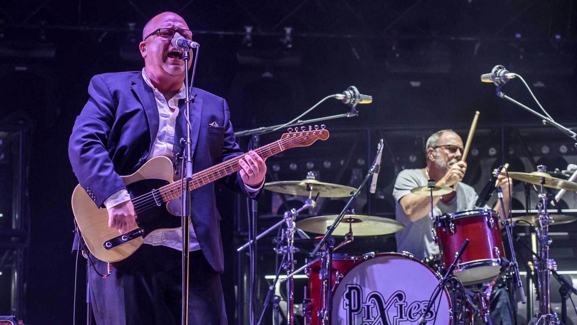 Die US-amerikanische Independent Band "Pixies" während einer Performance auf dem Bilbao BBK Live Muisc International Festival, Spanien, am 8. Juli 2016.