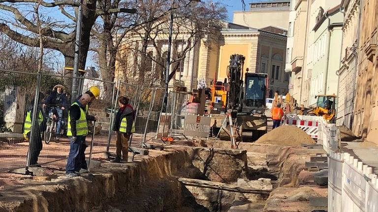 Archäologen bei der Kartierung der alten Stadtmauer - entdeckt bei Leitungsarbeiten am Juliot-Curie-Platz in Halle (Saale)