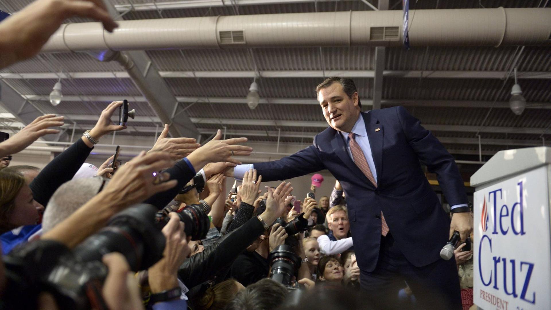 Ted Cruz freut sich über seinen Sieg bei den US-Vorwahlen der Republikaner in Iowa.