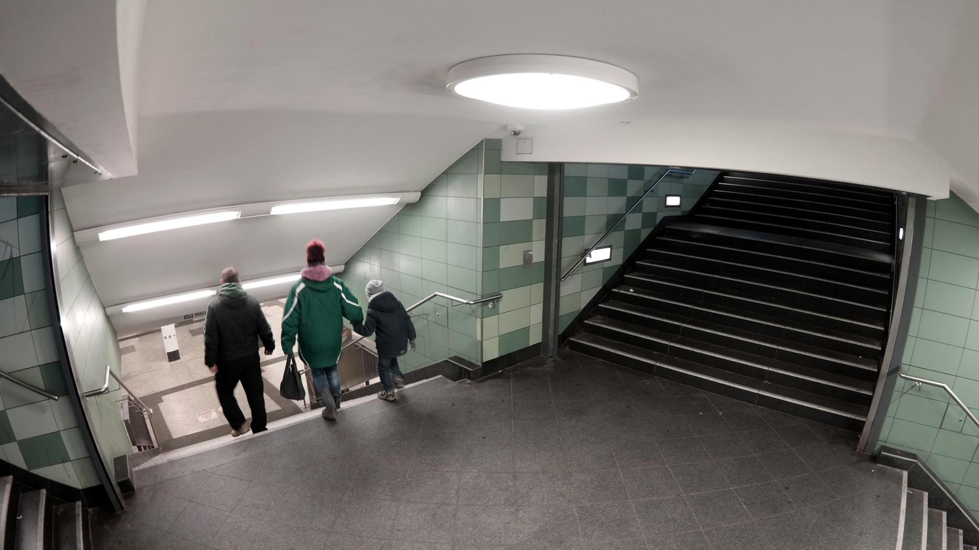Treppen im U-Bahnhof Hermannstraße in Berlin-Neukölln: Hier wurde eine Frau brutal von hinten die Treppe hinunter gestoßen.