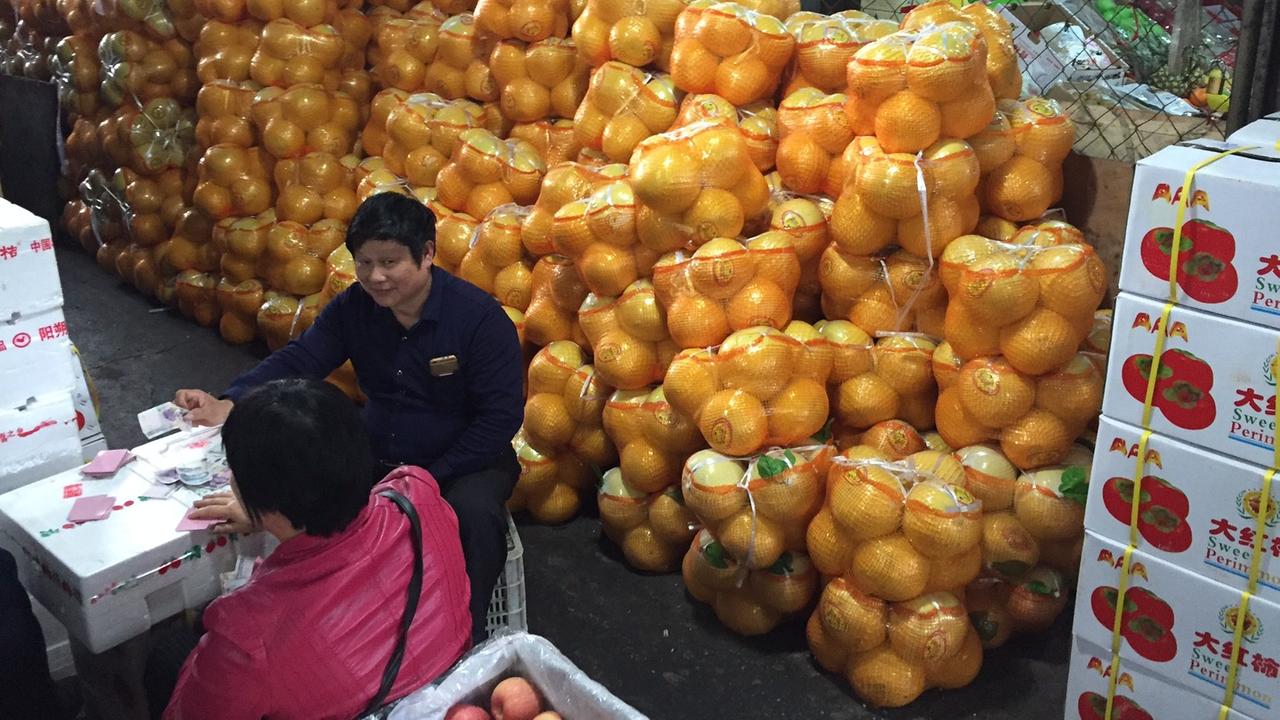 Markthalle unweit von Shanghai - hier werden während der Saison Tonnen von Pomelos verkauft.