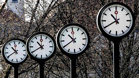 Vier Uhren in einem Park