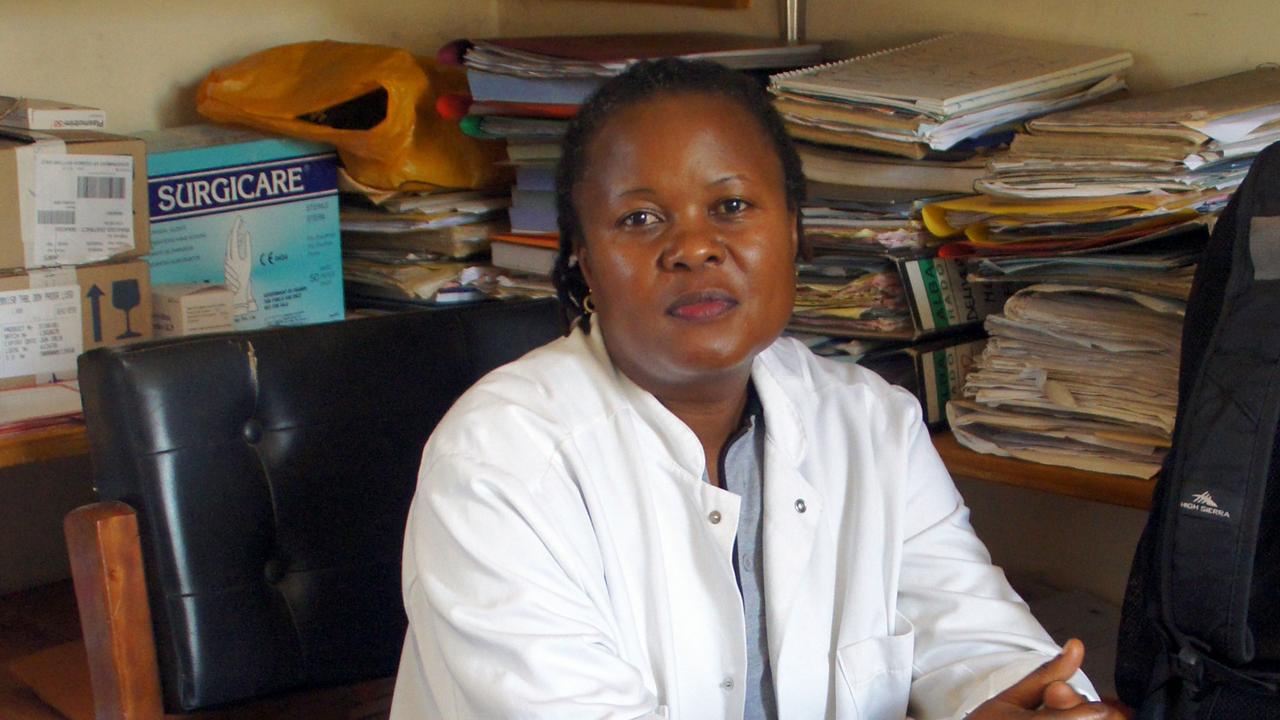 Die ugandische Ärztin Josephine Nakakanda, Leiterin einer Frauenklinik