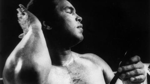 Der Weltmeister Muhammad Ali posiert stolz am 4. Juni 1979 in der Berliner Deutschlandhalle.