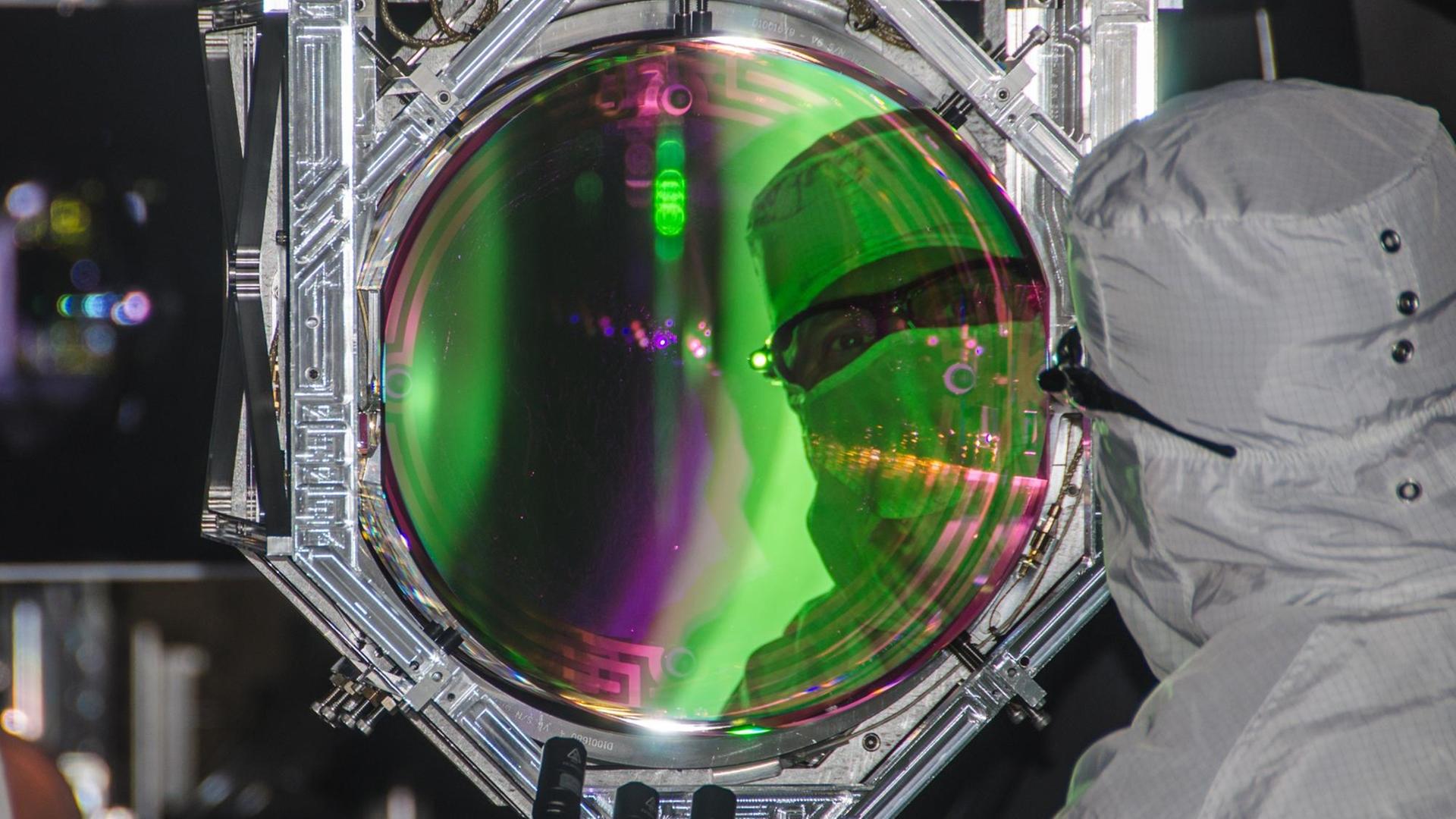 Blick in einen der Spiegel des LIGO-Interferometers in Livingston