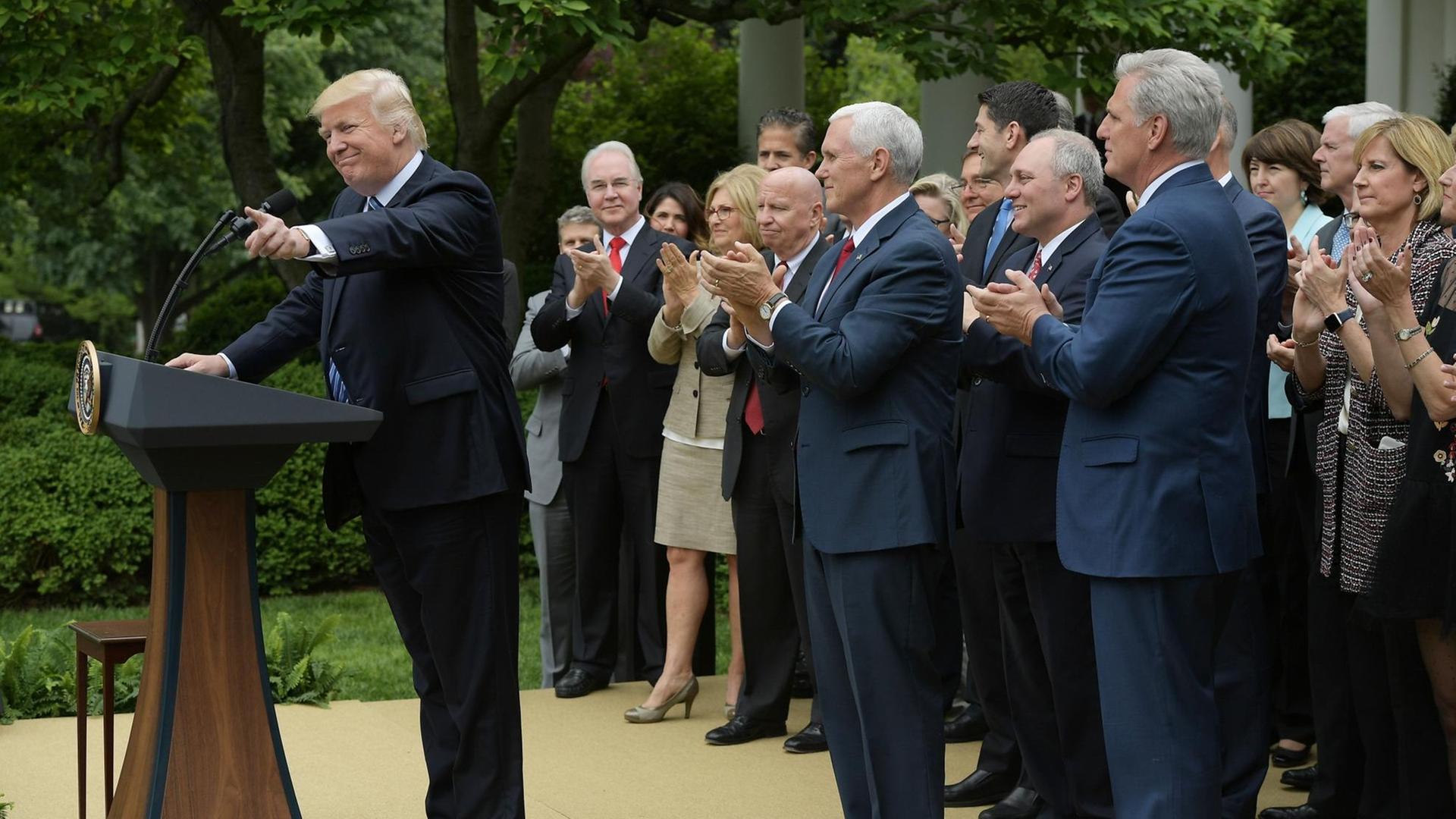 US-Präsident Donald Trump nach der Zustimmung des US-Repräsentantenhauses zur Neufassung von Obamacare (4.5.2017).