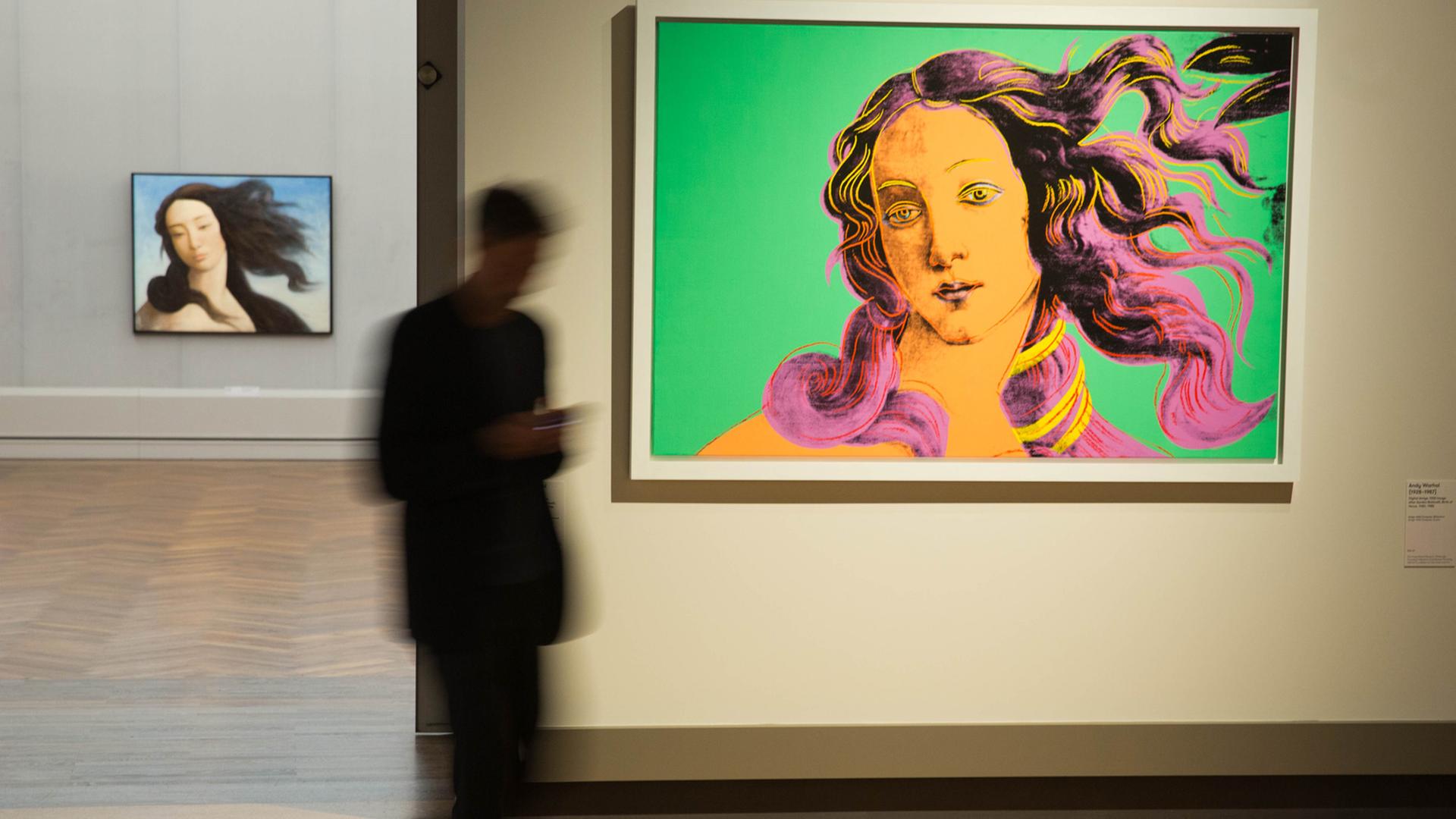 Die Werke Venus von Yin Xin (l.) und von Andy Warhol in der Ausstellung "The Botticelli Renaissance" in der Gemäldegalerie in Berlin. Die Ausstellung kann vom 24. September 2015 bis zum 24. Januar 2016 besichtigt werden.