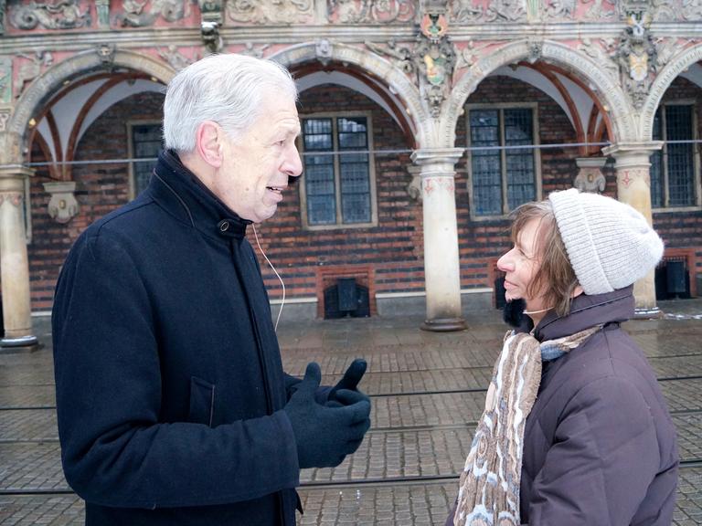 Henning Scherf und Renate Schönfelder vor dem Bremer Rathaus