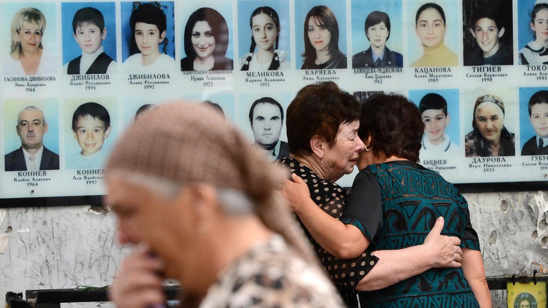 Bewohner von Beslan bei einer Gedenkveranstaltung zum 10. Jahrestag der Geiselnahme in einer Schule (am 1. September 2004), bei der mehr als 300 Menschen starben.